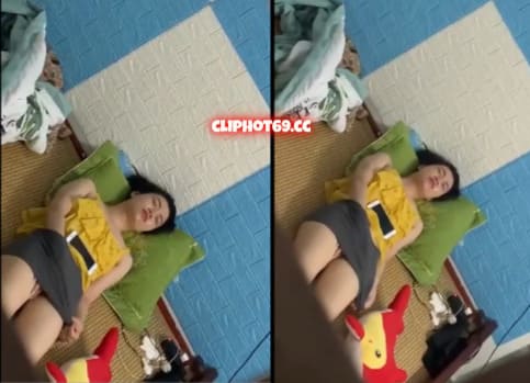 quay lén bà chị móc lồn trong phòng